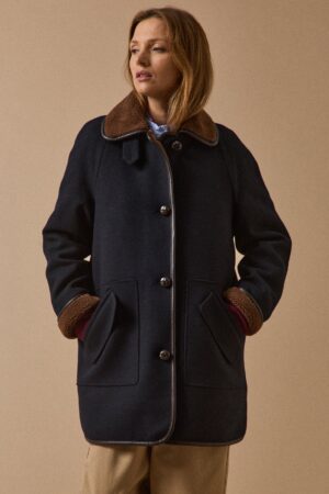 Women's coat with trimmed sherpa lining