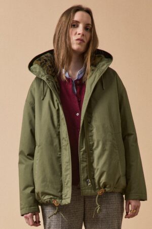 Women's short parka with faux-fur lining