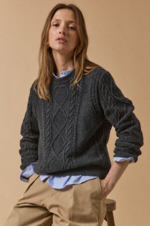 Women's cable-knit round-neck sweater